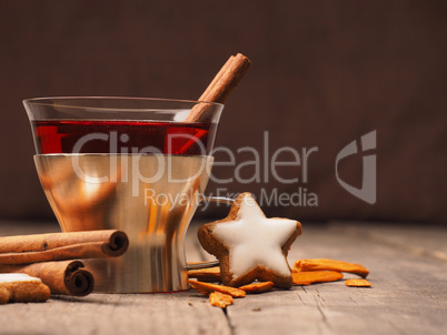 Mulled wine with star shaped cookies