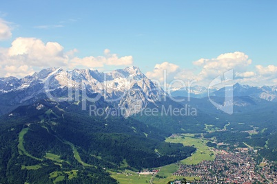 Blick auf die Zugspitze und Garmisch-Partenkirchen