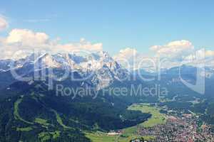 Blick auf die Zugspitze und Garmisch-Partenkirchen