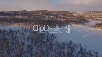 Dronenflug über einsame norwegische Winterlandschaft