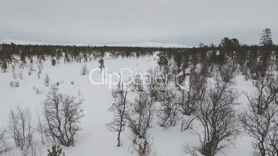 Dronenflug über weite verschneiten Winterlandschaft, Norwegen