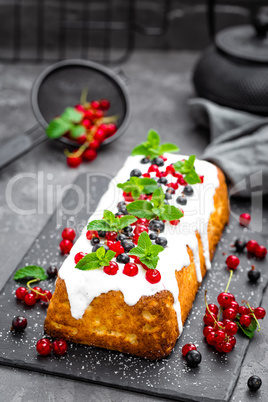 Cheesecake with fresh berries and yogurt