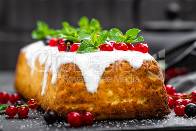 Cheesecake with fresh berries and yogurt