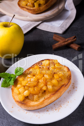 Apple fruit spread with cinnamon and fruit pieces