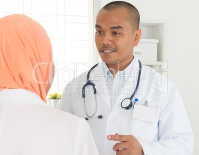 Medical doctor talking with nurse