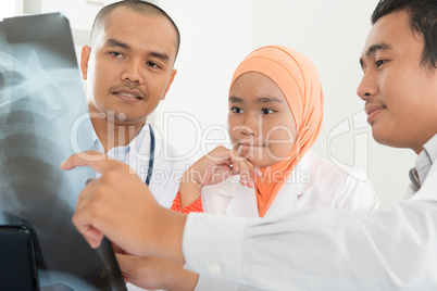 Doctors group discussing on x-ray image