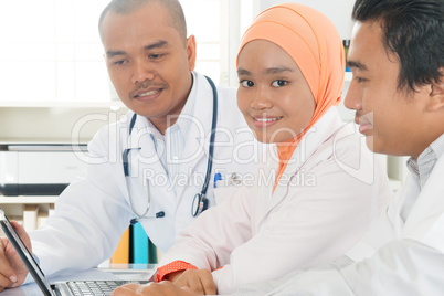 Medical doctors discussing at hospital office.