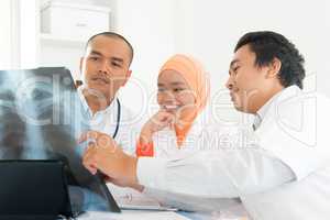 Medical doctors discussing on x-ray scan