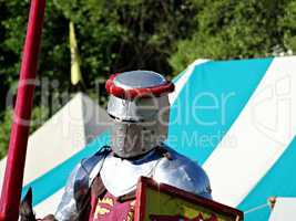 mttelalterliche Ritterspiele mit Rüstung und Helm