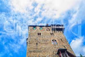Historischer Schlossturm einer Burganlage