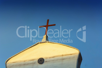 Hausgiebel einer Kirche mit Kreuz