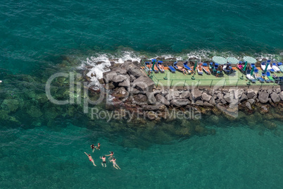 baden in Mittelmeer an der Steinküste