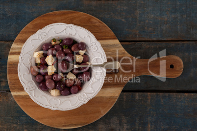 Overhead view of black olives served in plate on tray