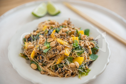 Asiatischer Glasnudelsalat mit Mango