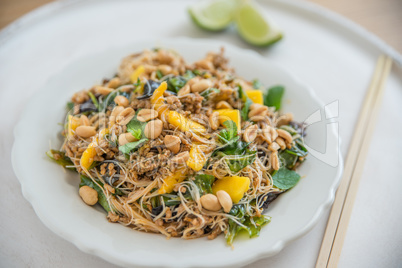 Asiatischer Glasnudelsalat mit Mango