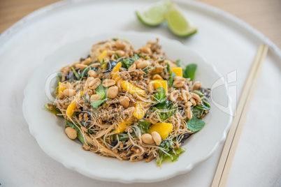 Asiatischer Glasnudelsalat mit Mango