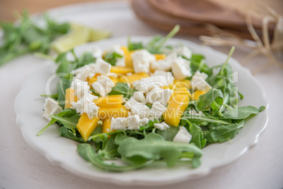 Sommerlicher Salat mit Mango und Feta