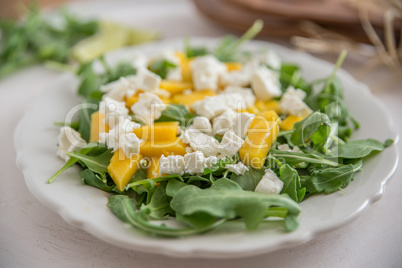 Sommerlicher Salat mit Mango und Feta