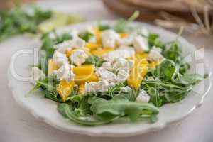 Sommerlicher Salat mit Mango und Feta