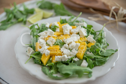 Sommerlicher Salat mit Mango und Feta