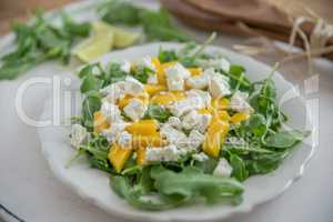 Sommerlicher Salat mit Mango und Feta