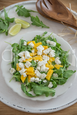 Sommerlicher Salat mit Mango und Feta