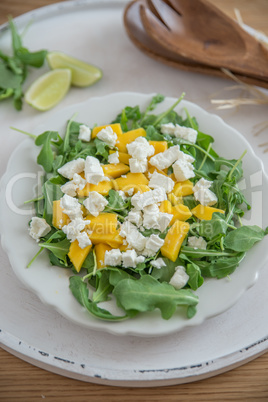 Sommerlicher Salat mit Mango und Feta