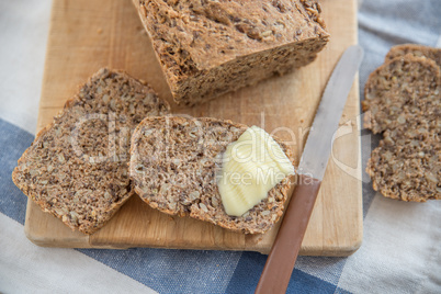 Vollkornbrot mit Butter und Schnittlauch