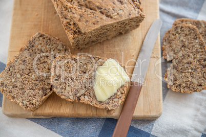 Vollkornbrot mit Butter und Schnittlauch