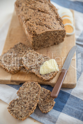 Vollkornbrot mit Butter und Schnittlauch