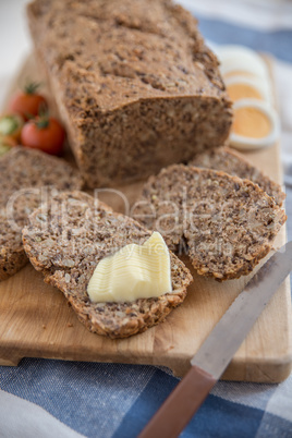 Vollkornbrot mit Butter und Schnittlauch