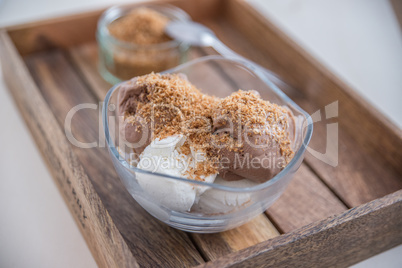 Eisbecher mit Kokos Eiscreme und Schokoladen Eiscreme