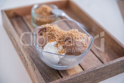 Eisbecher mit Kokos Eiscreme und Schokoladen Eiscreme