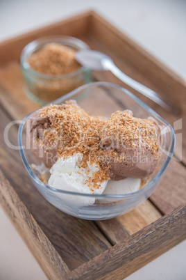 Eisbecher mit Kokos Eiscreme und Schokoladen Eiscreme