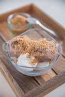 Eisbecher mit Kokos Eiscreme und Schokoladen Eiscreme