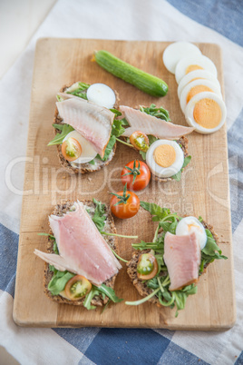 Sandwich mit Forelle, Salat und Ei