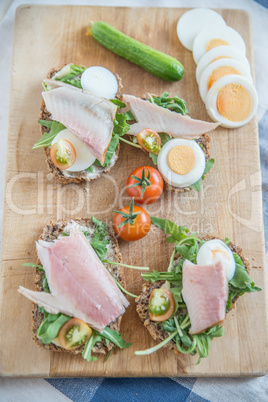 Sandwich mit Forelle, Salat und Ei