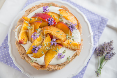 Sommerliche Torte mit Nektarinen und Lavendel