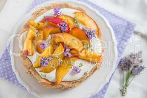 Sommerliche Torte mit Nektarinen und Lavendel