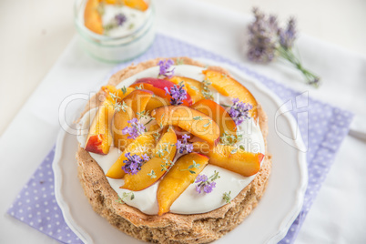 Sommerliche Torte mit Nektarinen und Lavendel