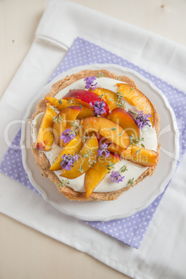 Sommerliche Torte mit Nektarinen und Lavendel