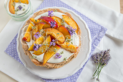 Sommerliche Torte mit Nektarinen und Lavendel