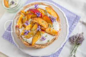 Sommerliche Torte mit Nektarinen und Lavendel