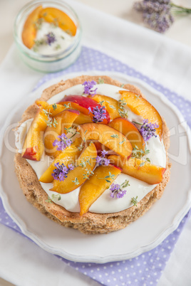 Sommerliche Torte mit Nektarinen und Lavendel