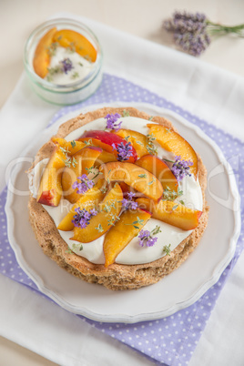 Sommerliche Torte mit Nektarinen und Lavendel