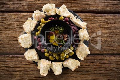 Pickled olives and vegetables surrounded with bread pieces