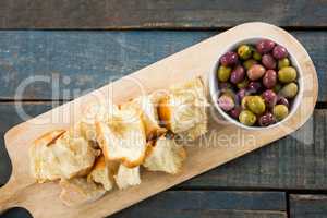 Marinated olives with bread pieces
