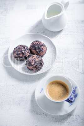 Almond cookies with chocolate