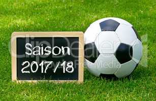 Fußball Saison 2017 2018 - Kreidetafel auf Fussball Rasen