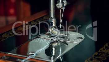 The old manual sewing machine
